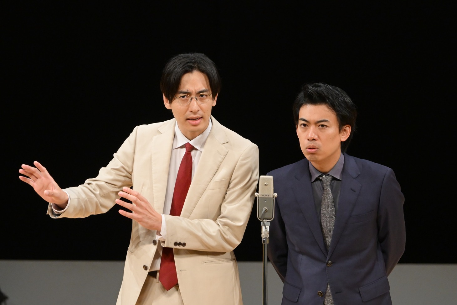 「おまじない」を披露するカベポスター。（写真提供：吉本興業）