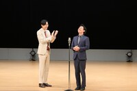 カベポスターの「おまじない」の終盤、浜田が「M-1グランプリ」のようにセリフを噛まず、永見が拍手する場面。（写真提供：吉本興業）