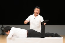 「スンシー」を披露するバンビーノ。（写真提供：吉本興業）