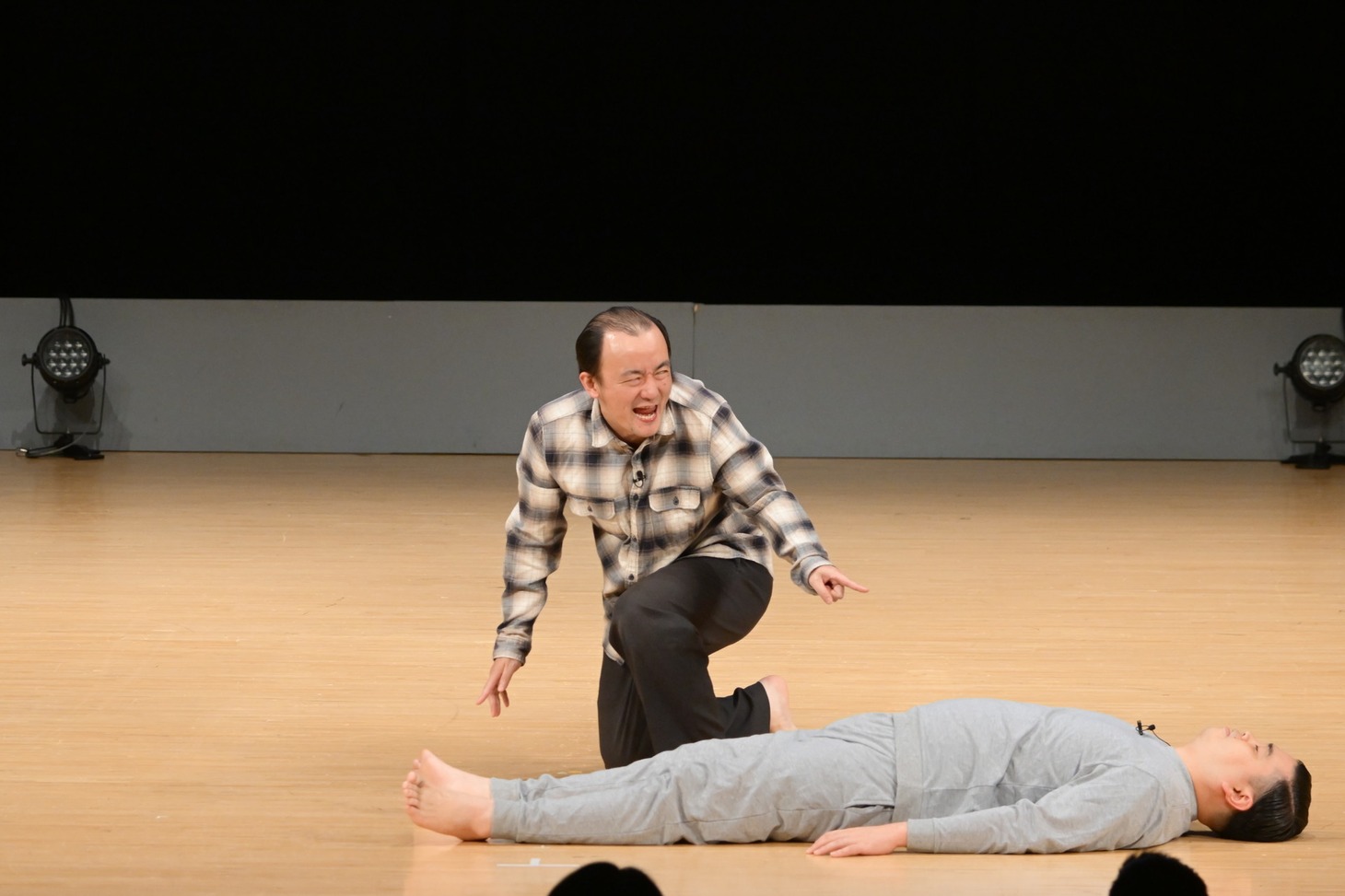 「初瀬死ぬ」を披露する、ななまがり。（写真提供：吉本興業）