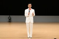 「右から来たものを左へ受け流すの歌」を披露するムーディ勝山。（写真提供：吉本興業）