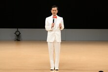 「右から来たものを左へ受け流すの歌」を披露するムーディ勝山。（写真提供：吉本興業）