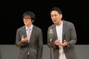 「エレベーターに閉じ込められる」ネタを披露するスーパーマラドーナ。(写真提供:吉本興業)