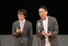 「エレベーターに閉じ込められる」ネタを披露するスーパーマラドーナ。（写真提供：吉本興業）