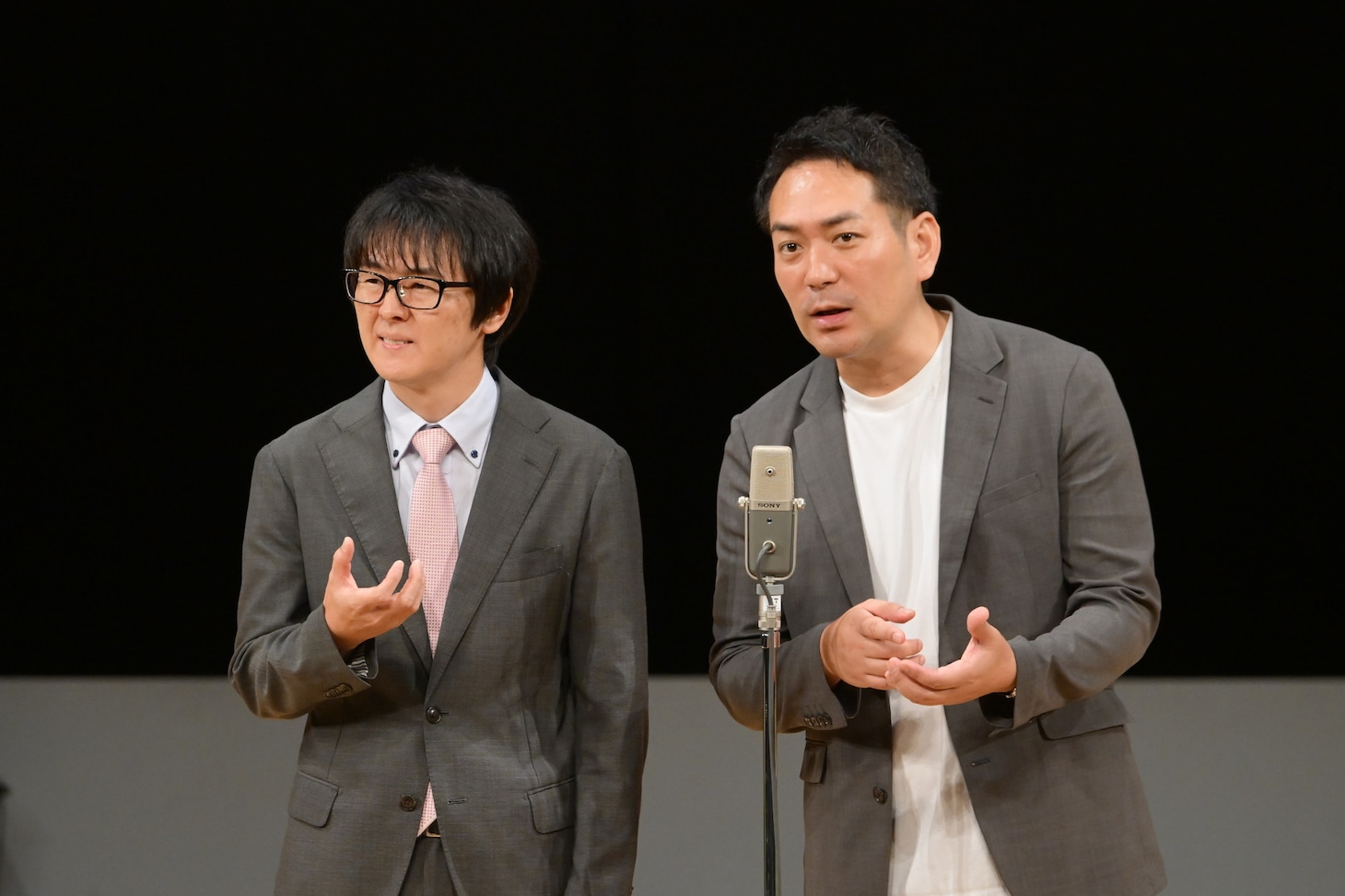 「エレベーターに閉じ込められる」ネタを披露するスーパーマラドーナ。（写真提供：吉本興業）