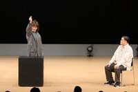 「男性客限定マジックショー」を披露する、ななまがり。（写真提供：吉本興業）