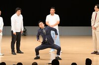 コマネチを披露することになったカベポスター浜田。（写真提供：吉本興業）