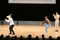 「スンシー」のみならず「ダンソン」も披露するバンビーノ。被り物も用意していた。（写真提供：吉本興業）