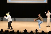 「スンシー」のみならず「ダンソン」も披露するバンビーノ。被り物も用意していた。（写真提供：吉本興業）
