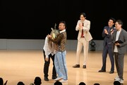 「ダンソン」を披露するバンビーノ。(写真提供:吉本興業)