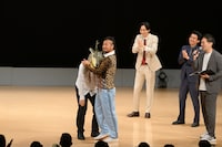 「ダンソン」を披露するバンビーノ。（写真提供：吉本興業）