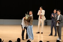 「ダンソン」を披露するバンビーノ。（写真提供：吉本興業）