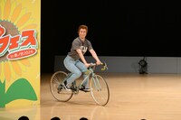 「ディラン・マッケイ」を披露する、なだぎ武。（写真提供：吉本興業）