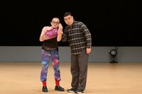 「ギンモ」を披露する、ななまがり。（写真提供：吉本興業）