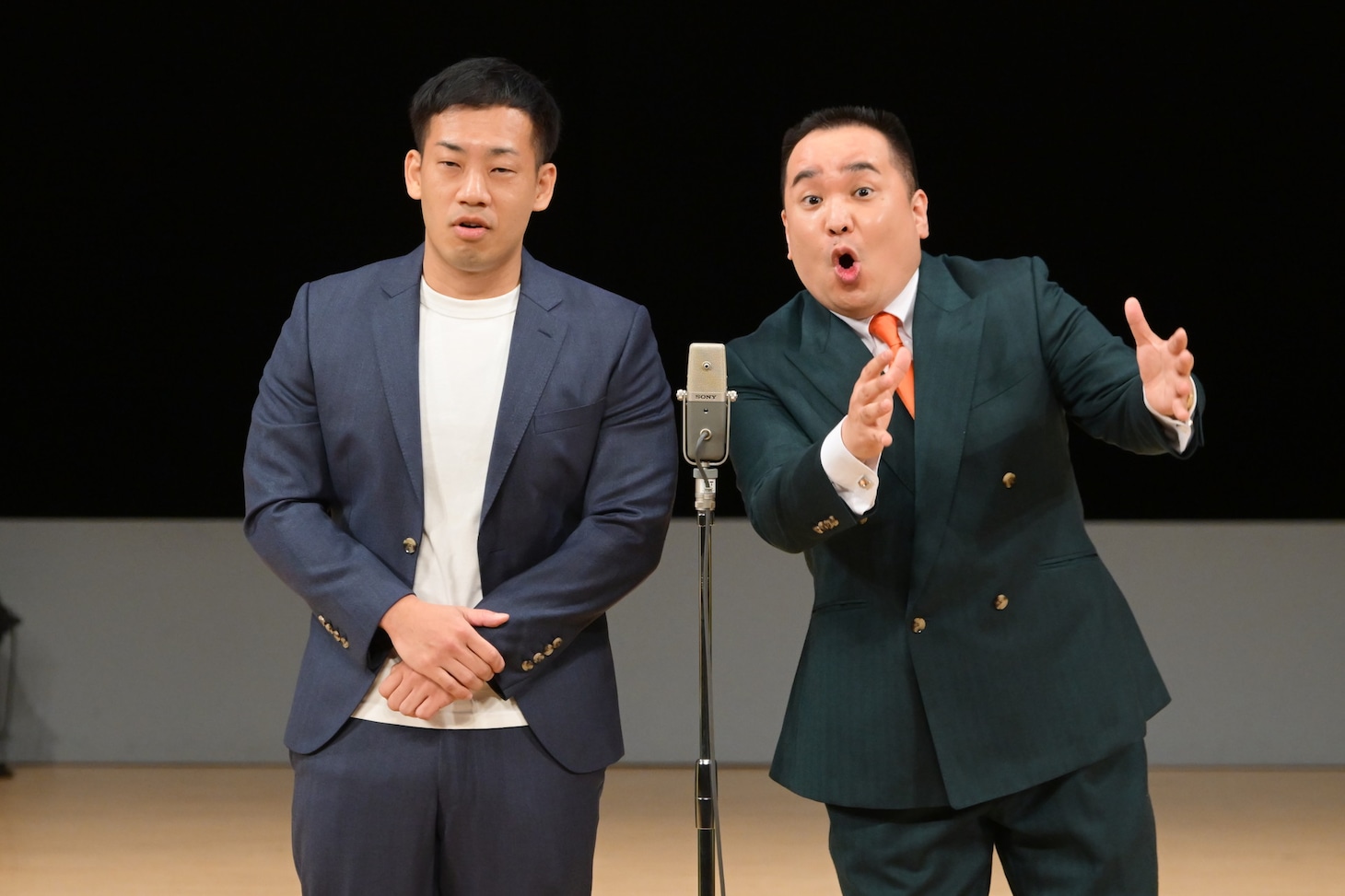 「コーンフレーク」を披露するミルクボーイ。（写真提供：吉本興業）