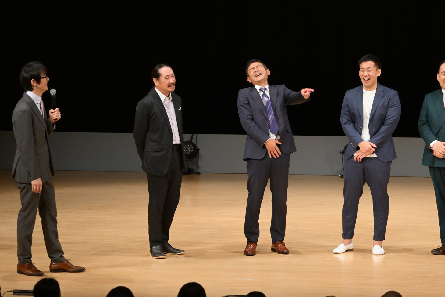 ネタ終了後のトークのワンシーン。（写真提供：吉本興業）