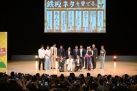 ライブ終盤の写真撮影タイムのワンシーン。（写真提供：吉本興業）