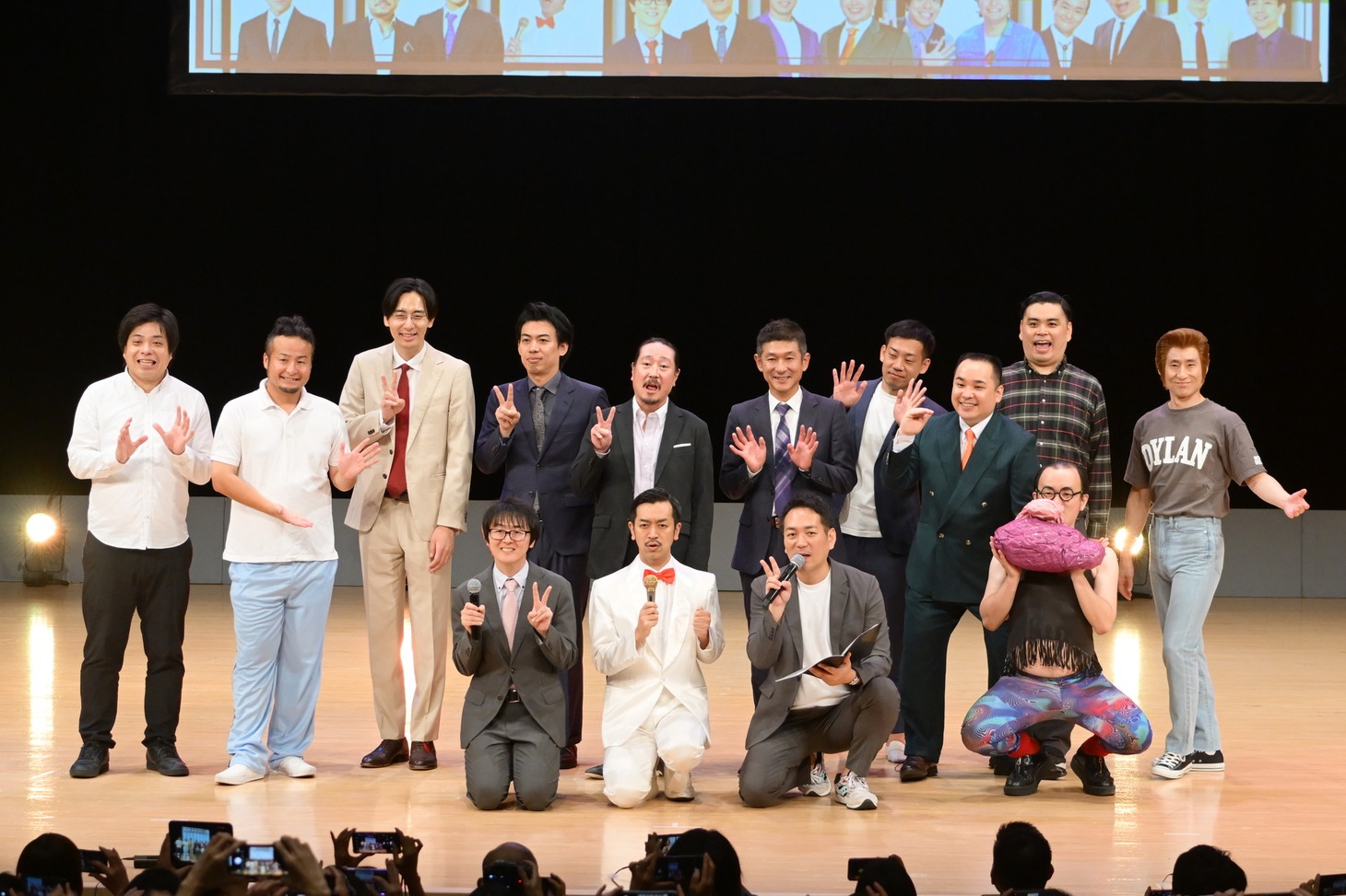 「鉄板ネタを愛でる。～あの素晴らしいネタをもう一度～ Vol.2」の出捐者たち。（写真提供：吉本興業）