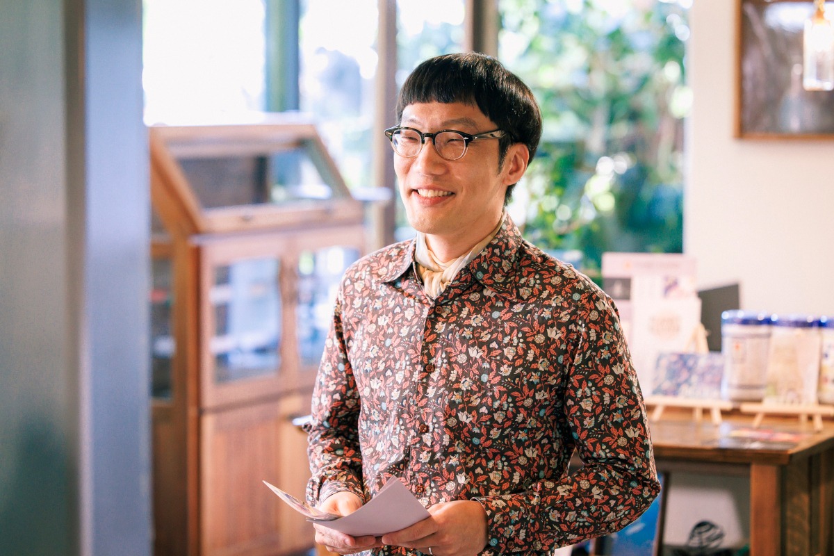 男性ブランコ平井扮する船木真魚。