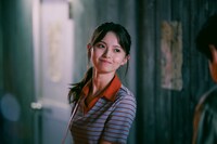 齋藤飛鳥扮する牧村美央。洸人と同じ市役所で働いている後輩。(c)TBS