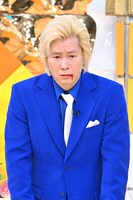 青いスーツのメイプル超合金・カズレーザー。(c)MBS