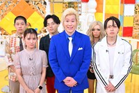 青いスーツのメイプル超合金・カズレーザーと、架空芸能人たち。(c)MBS