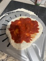 トマトソースを伸ばした生地に塗る。