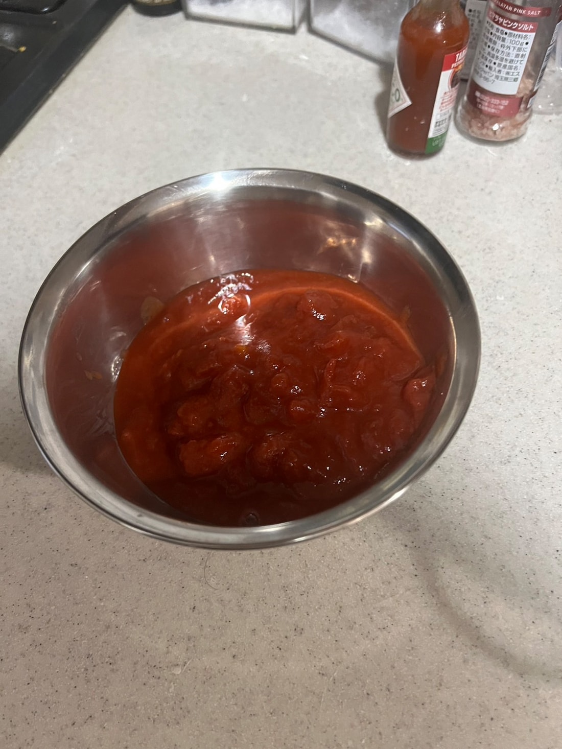 トマト缶をボウルに移す。