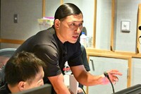 ADとして働くオードリー春日。(c)MBS