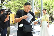 ADとして働くオードリー春日。(c)MBS