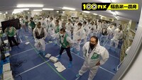 作業員が現場に出る前に行う準備体操。(c)NHK