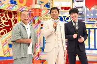 囲み取材に参加した出川哲朗、明石家さんま、麒麟・川島。