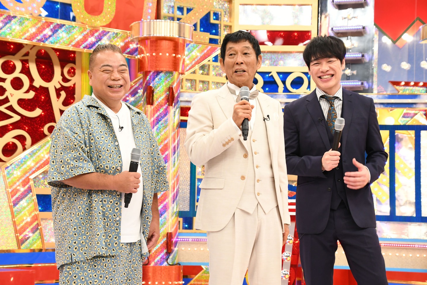 囲み取材に参加した出川哲朗、明石家さんま、麒麟・川島。