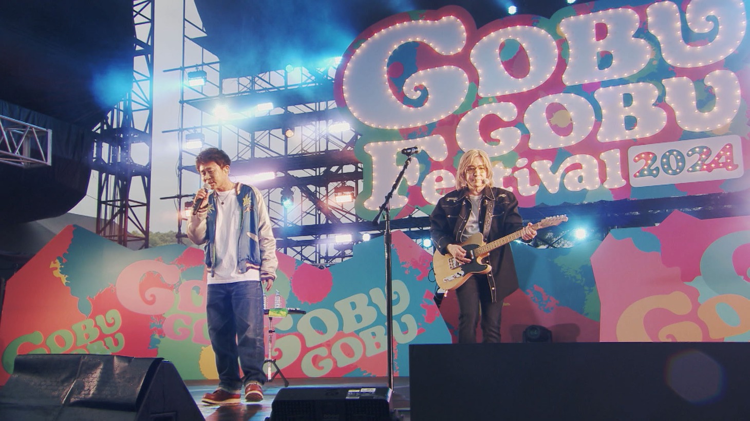 H Jungle with tとしてステージに立つダウンタウン浜田と小室哲哉。(c)MBS