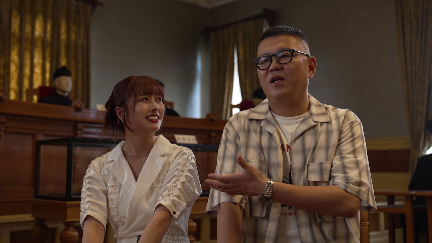 傍聴人の佐々木彩夏（左）とシソンヌ長谷川（右）。