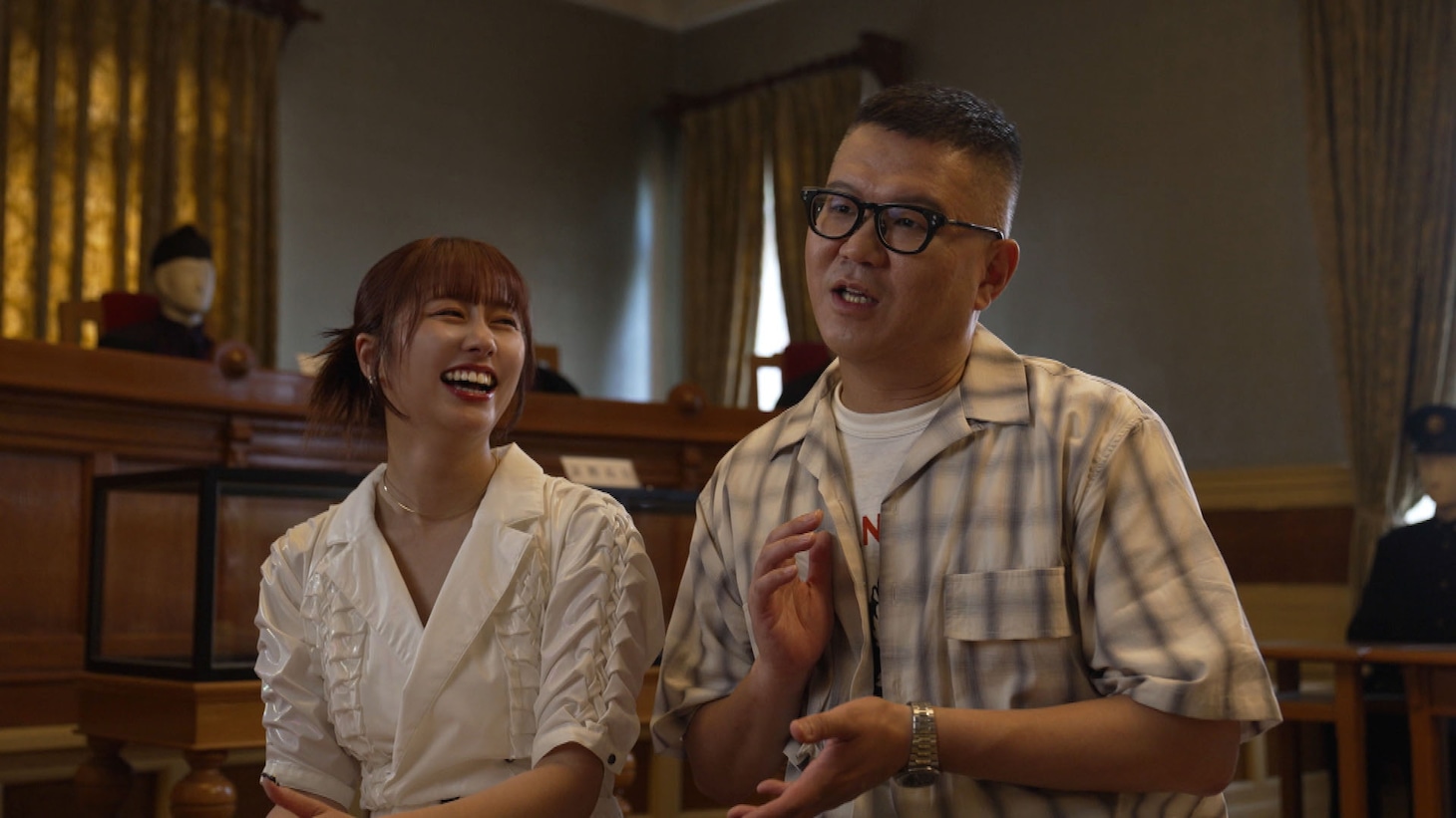 傍聴人の佐々木彩夏（左）とシソンヌ長谷川（右）。