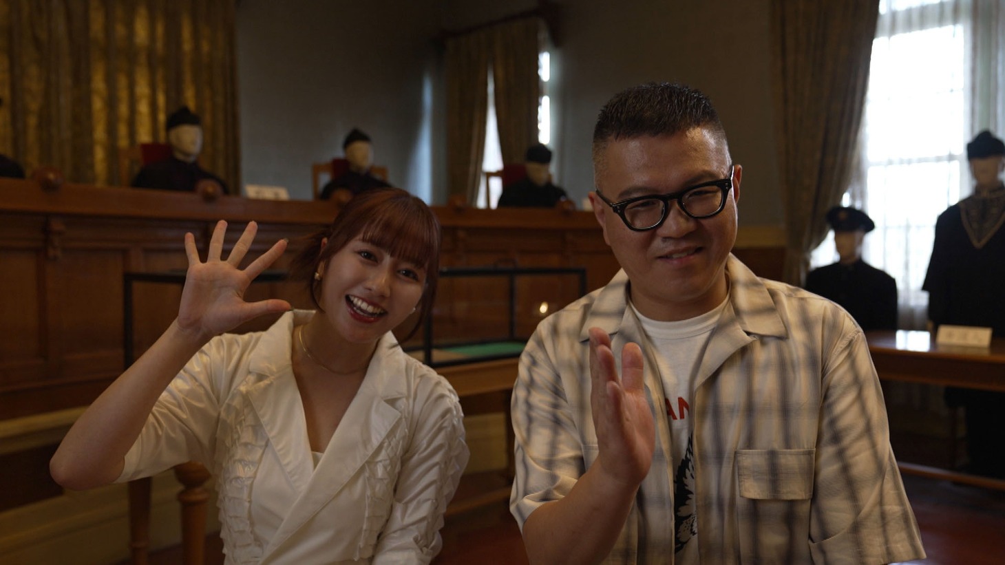 傍聴人ゲストの佐々木彩夏（左）とシソンヌ長谷川（右）。
