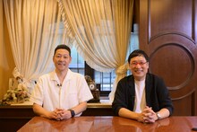 左から東野幸治、南海キャンディーズ山里。