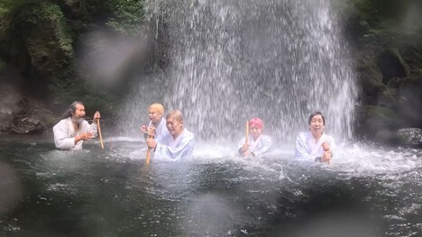 滝行に臨むエルフ荒川率いるギャル軍団とエルフはる。(c)MBS