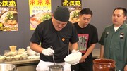 醤油味のあっさり鶏ガラスープに濃厚豚骨スープ、ストレート細麺にもっちり縮れ麺。真逆のラーメンを合体させる。(c)MBS