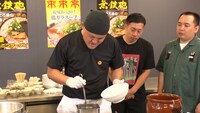 醤油味のあっさり鶏ガラスープに濃厚豚骨スープ、ストレート細麺にもっちり縮れ麺。真逆のラーメンを合体させる。(c)MBS