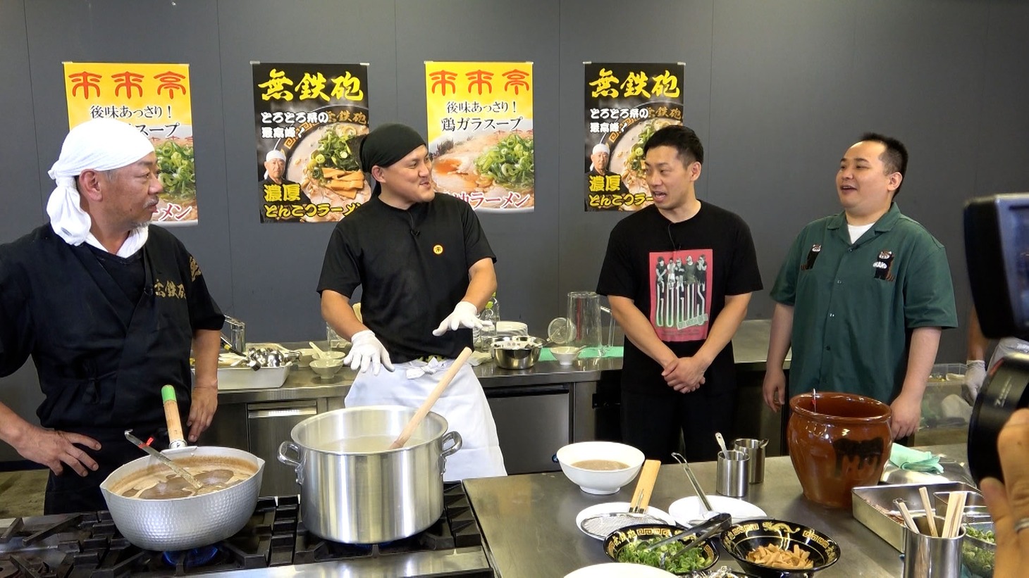 滋賀県に本社を構える「来来亭」、京都に本店を構える「無鉄砲」のラーメンを“混ぜる”。(c)MBS
