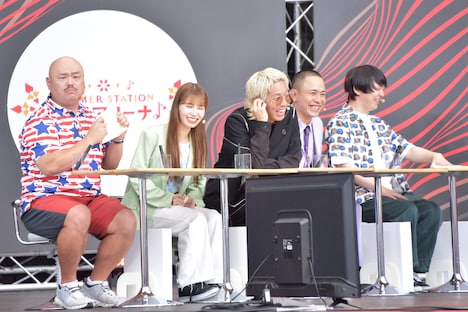 左から、安田大サーカス・クロちゃん、リンダカラー∞、パーパー・ほしのディスコ。