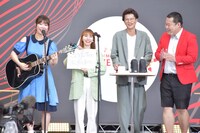 眉村ちあきのギターにあわせて回答を披露する「替え歌大喜利」にりなぴっぴが登場したワンシーン。