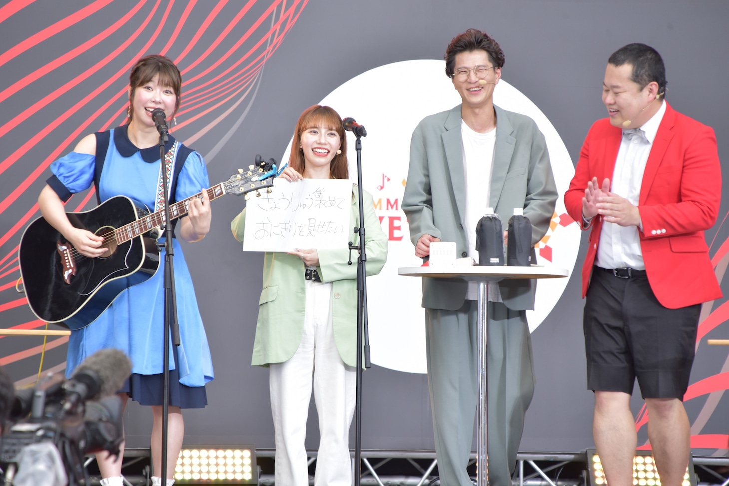 眉村ちあきのギターにあわせて回答を披露する「替え歌大喜利」にりなぴっぴが登場したワンシーン。