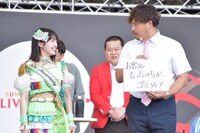 アルコ＆ピース平子と石浜芽衣（虹のコンキスタドール）が大喜利回答を読み上げた「代読大喜利」のワンシーン。