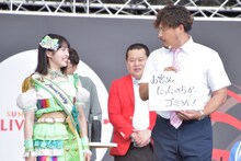 アルコ＆ピース平子と石浜芽衣（虹のコンキスタドール）が大喜利回答を読み上げた「代読大喜利」のワンシーン。