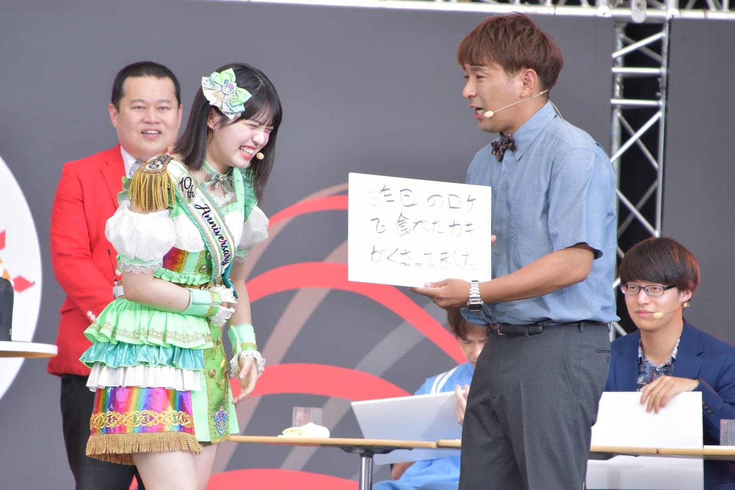 「代読大喜利」に登場したアルコ＆ピース酒井（右）と石浜芽衣（左）。