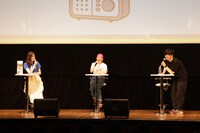 左から山崎怜奈、アンジェリーナ1/3、グランジ遠山。