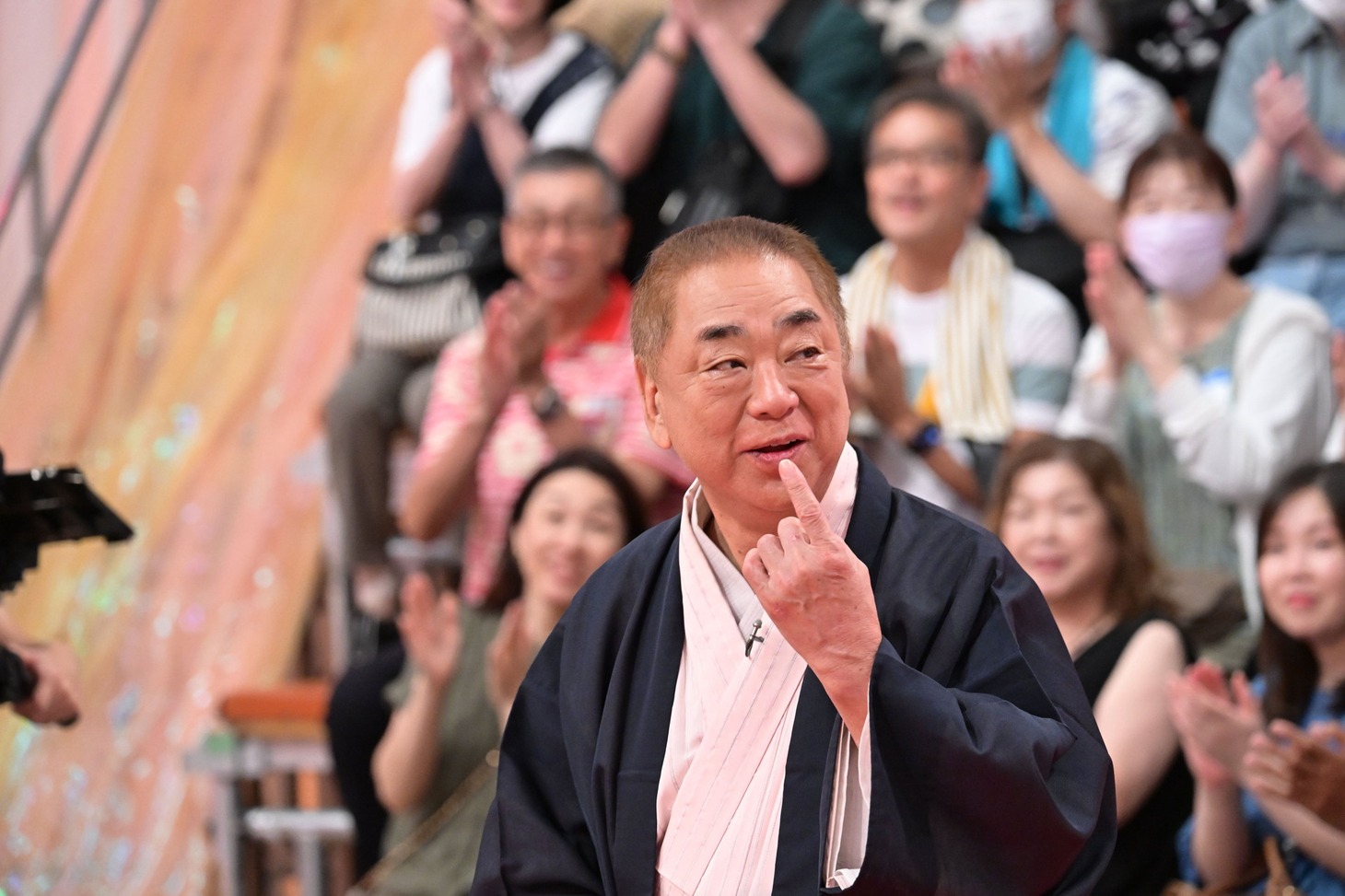 「新婚さんいらっしゃい！」で新婚の弟子とともにスタジオ出演する三遊亭好楽。(c)ABCテレビ